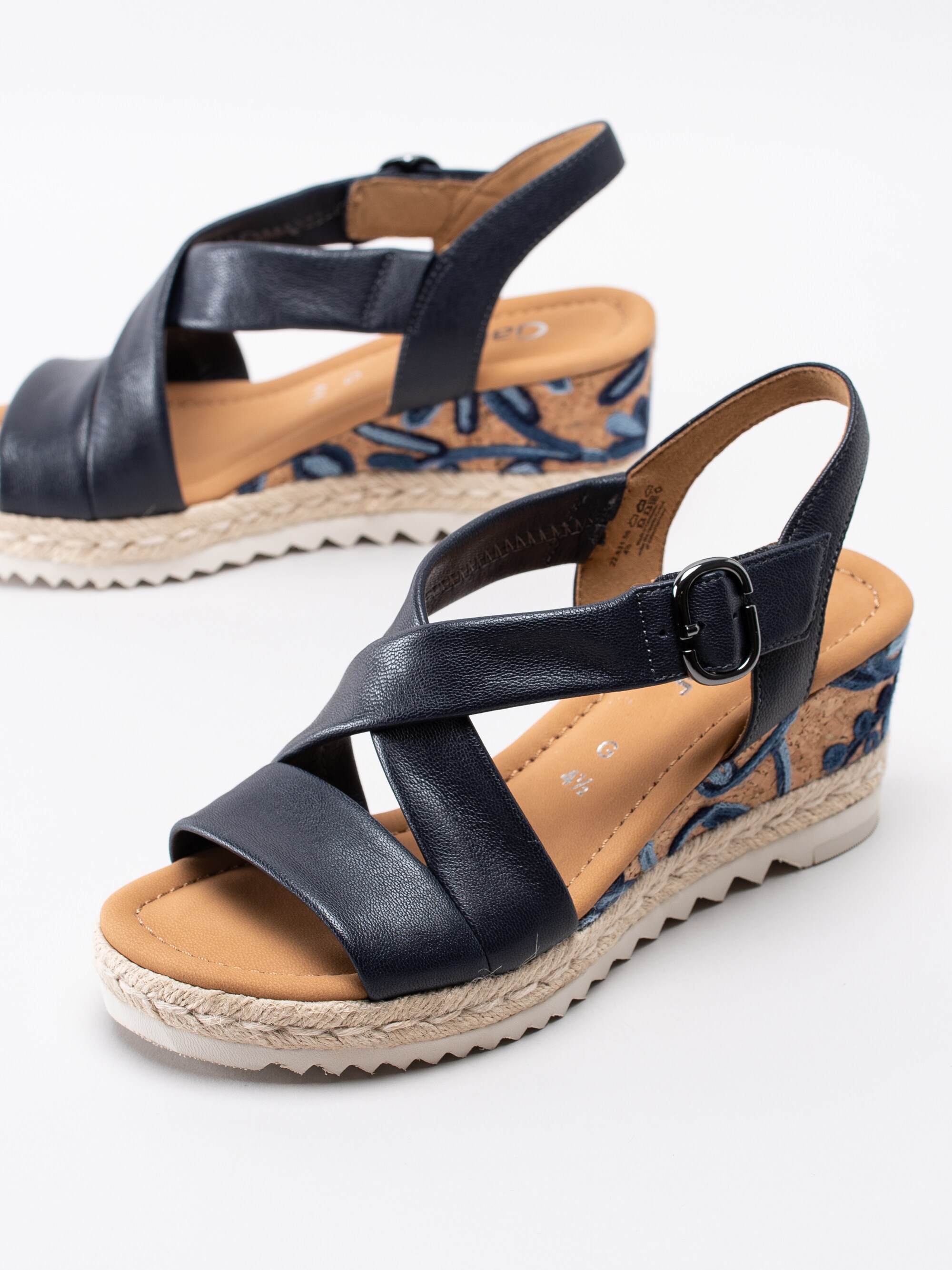 06191161 Gabor 22.831-56 mörkblå sandaletter med mönstrad korkklack-6