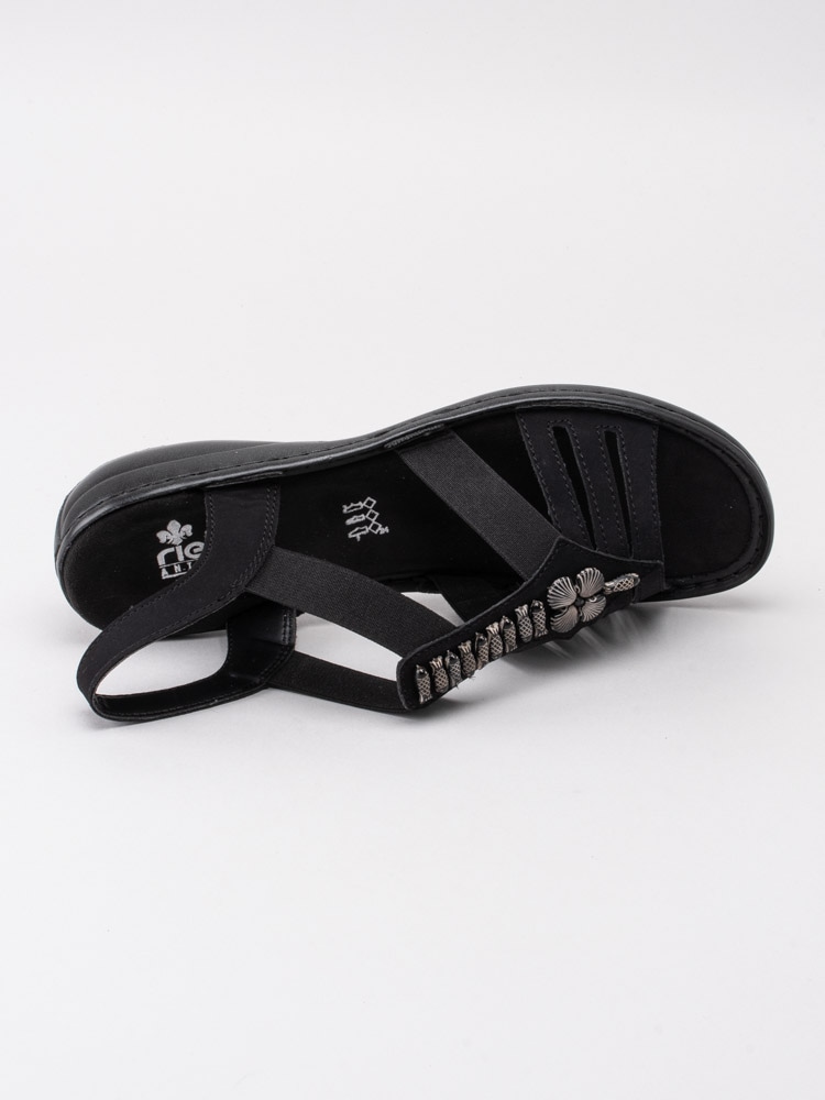 06201084 Rieker 60806-00 svarta sandaler med dekorerad t-slejf-4