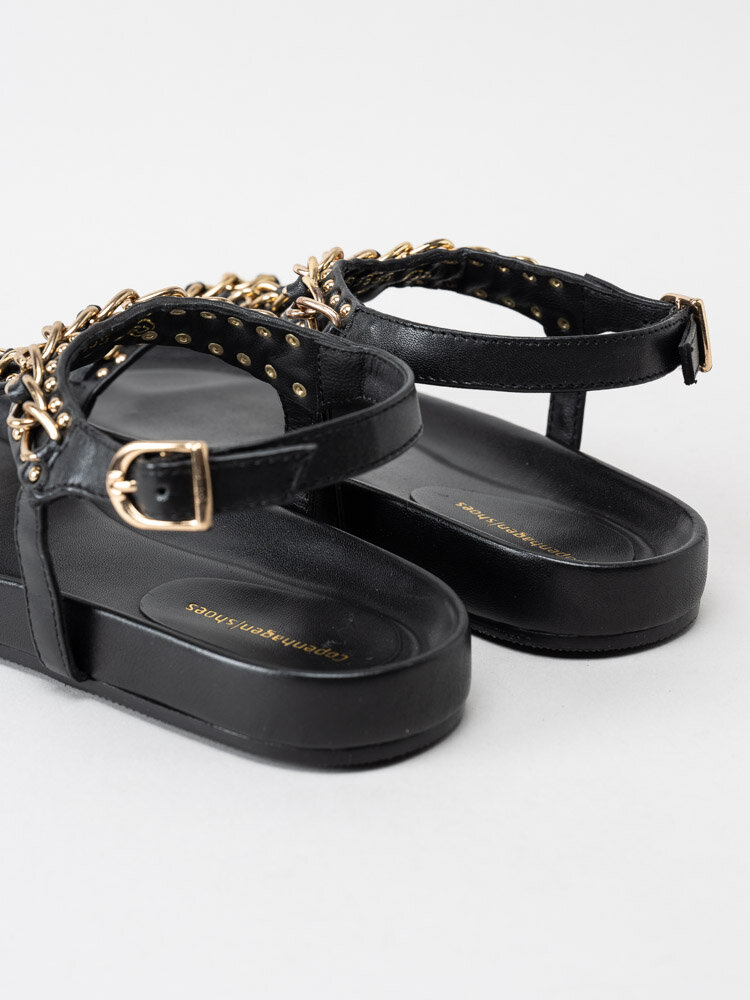 Copenhagen Shoes - So Serious - Svarta sandaler med guldiga länkar