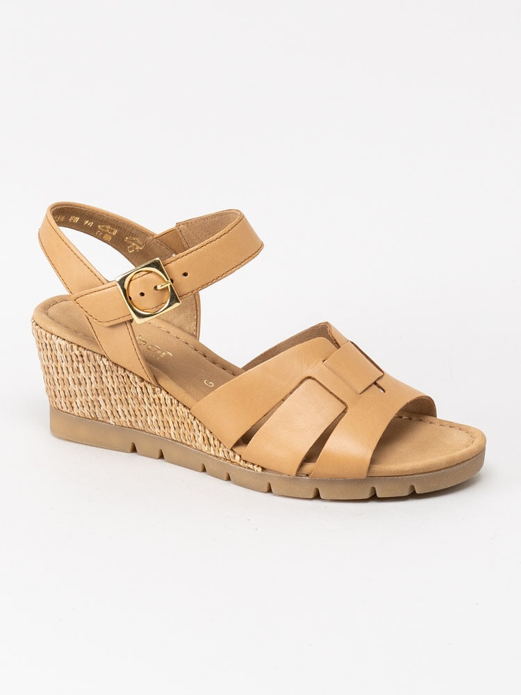 Gabor - Ljusbruna kilklackade sandaletter i skinn