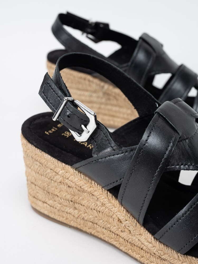 Marco Tozzi - Svarta kilklackade sandaletter med repklädd sula