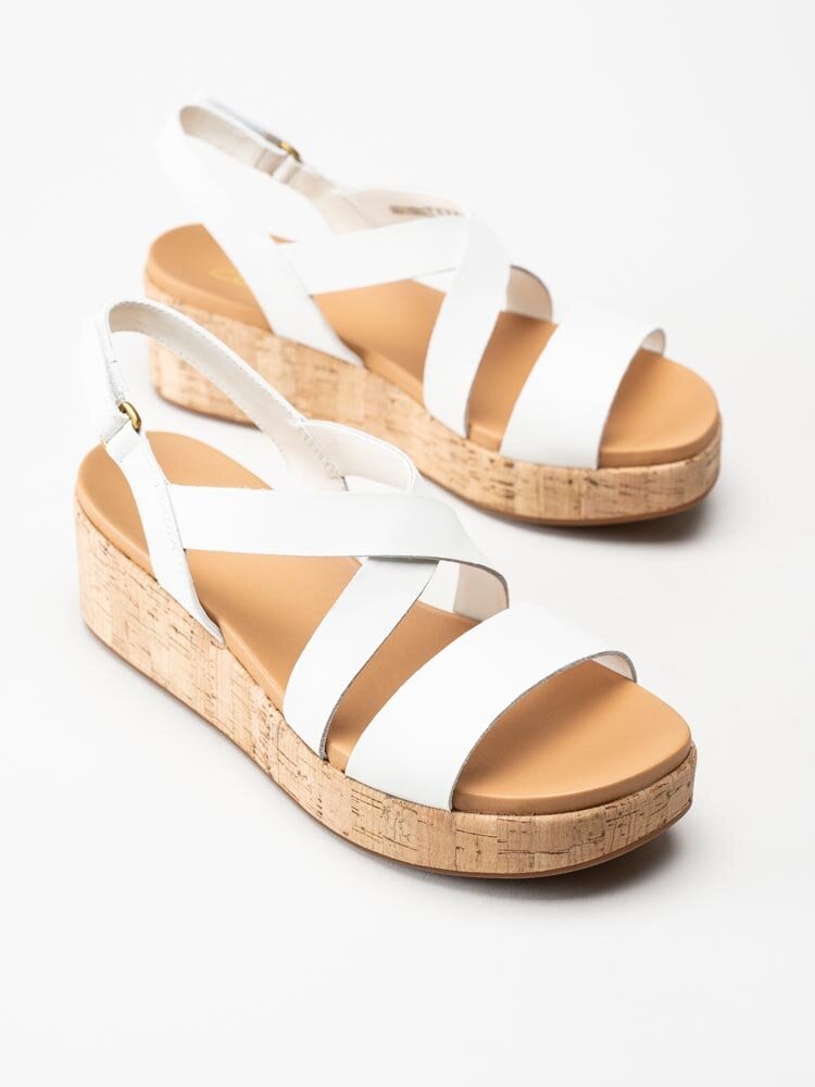 Clarks - Kimmei cork - Vita kilklackade sandaletter i skinn