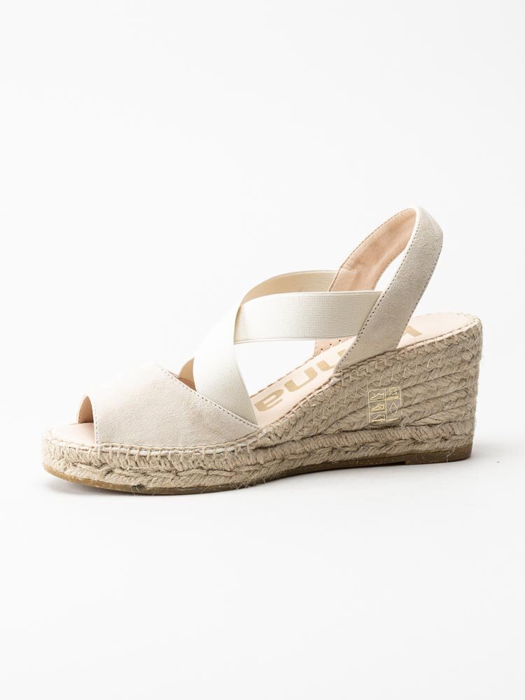 Kanna - Beige kilklackade sandaletter i mocka