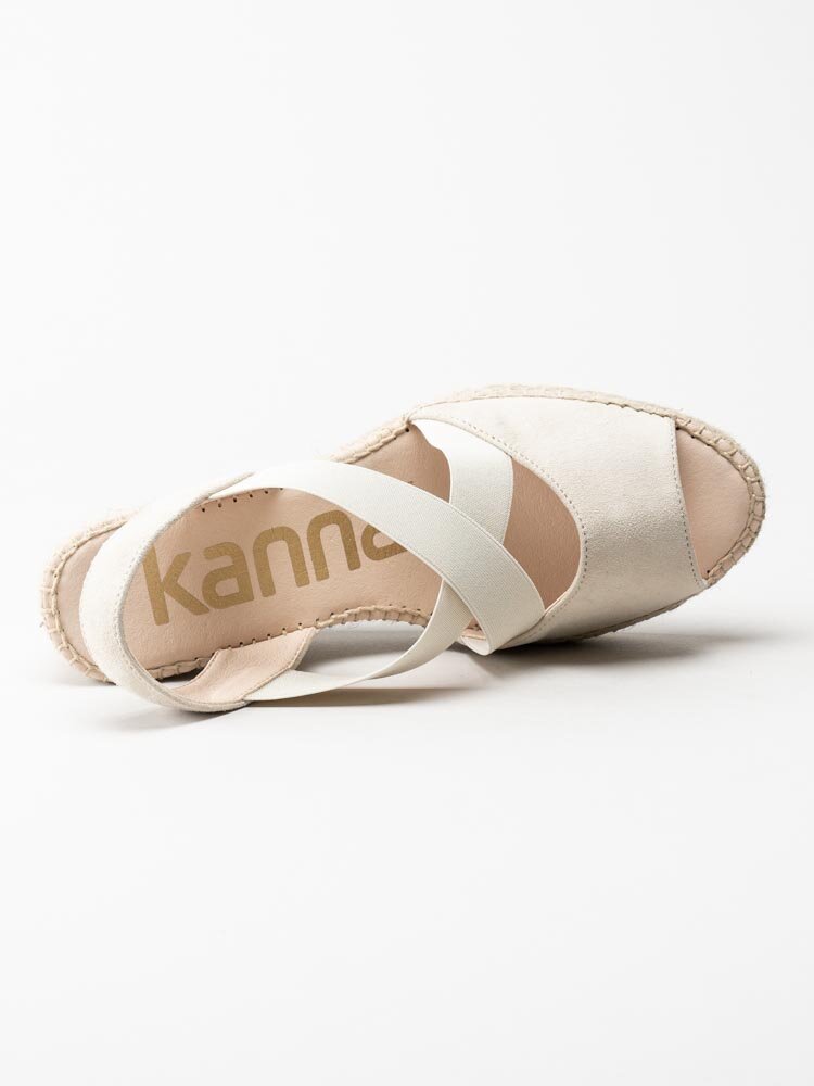 Kanna - Beige kilklackade sandaletter i mocka