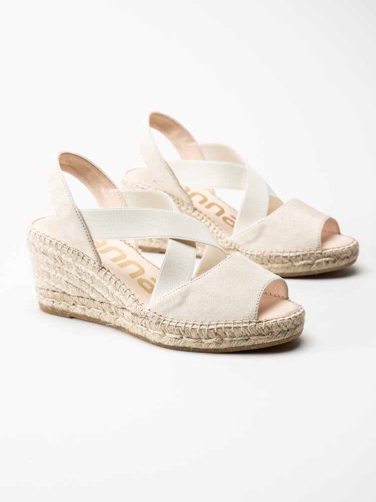 Kanna - Beige kilklackade sandaletter i mocka