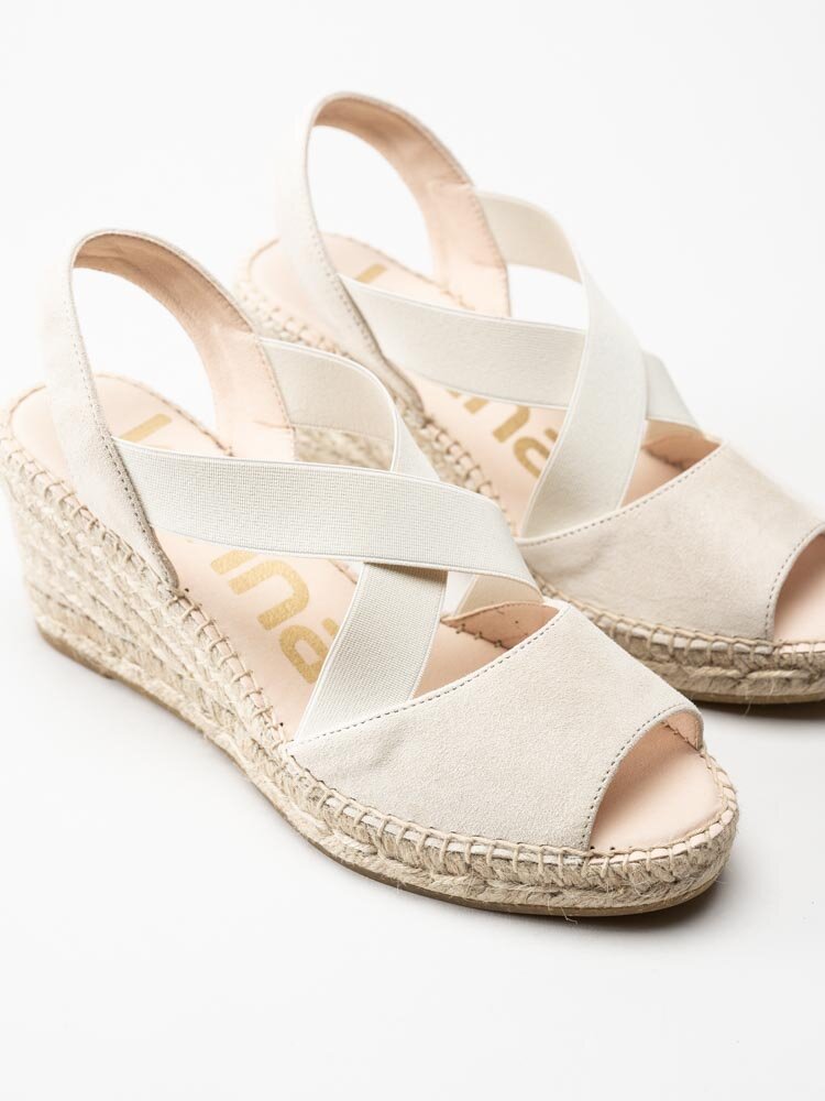 Kanna - Beige kilklackade sandaletter i mocka