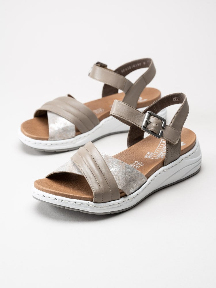 Rieker - Beige sandaler med silvrig rem