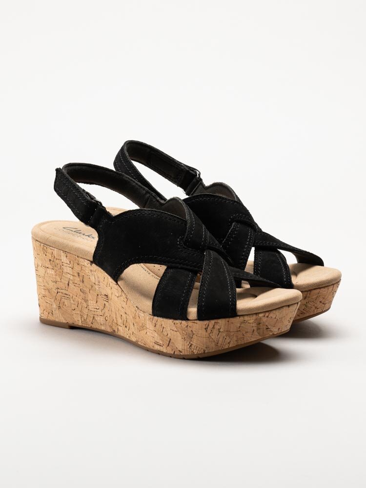 Clarks - Rose Erin - Svarta kilklackade sandaletter i nubuck