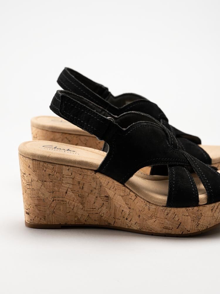 Clarks - Rose Erin - Svarta kilklackade sandaletter i nubuck