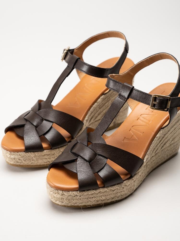 Kanna - Mörkbruna kilklackade sandaletter i skinn