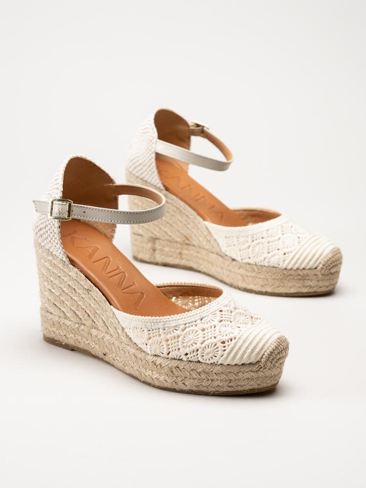 Kanna - Vita kilklackade sandaletter i broderad textil