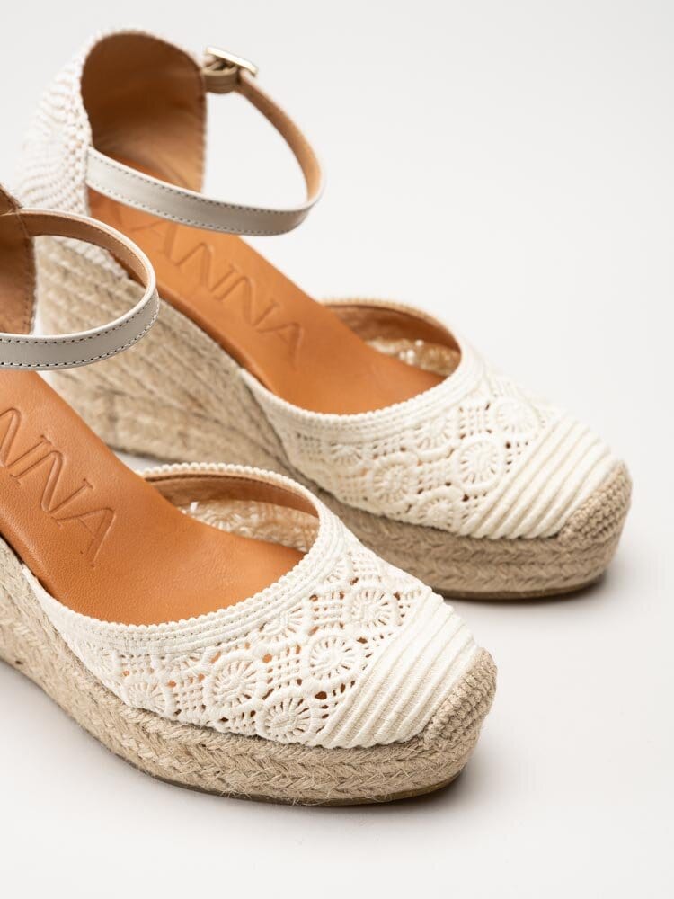 Kanna - Vita kilklackade sandaletter i broderad textil