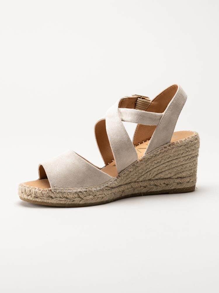 Kanna - Beige kilklackade sandaletter i mocka