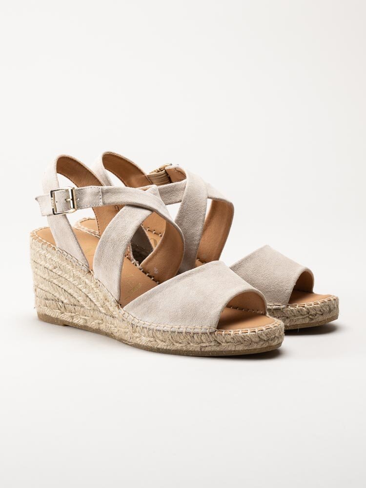 Kanna - Beige kilklackade sandaletter i mocka