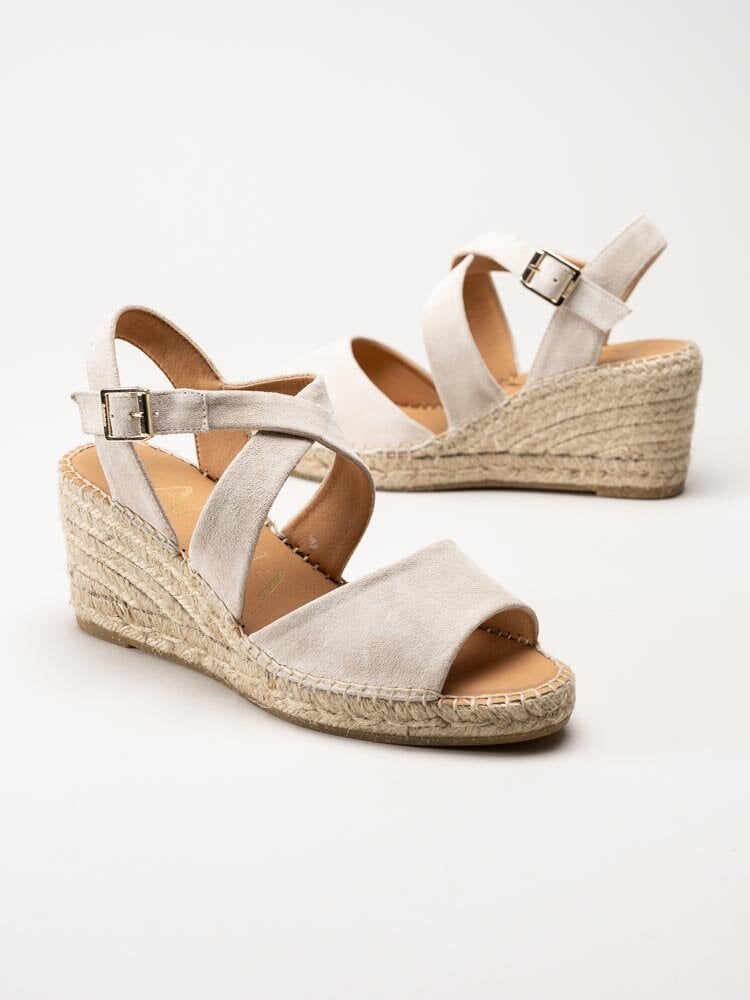 Kanna - Beige kilklackade sandaletter i mocka