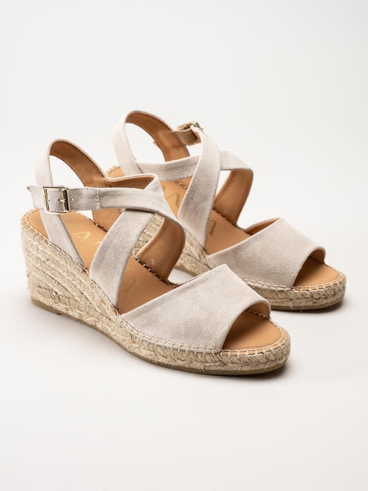 Kanna - Beige kilklackade sandaletter i mocka