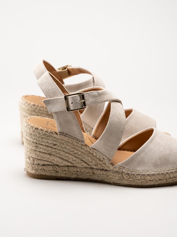 Kanna - Beige kilklackade sandaletter i mocka