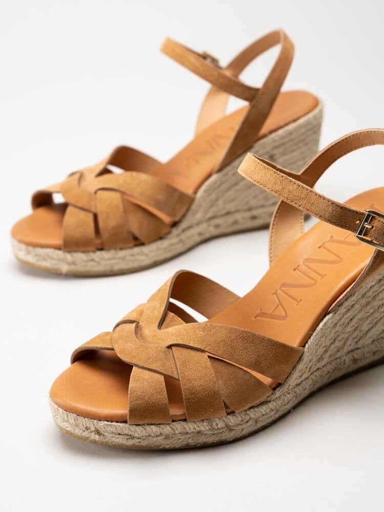 Kanna - Bruna kilklackade sandaletter i mocka