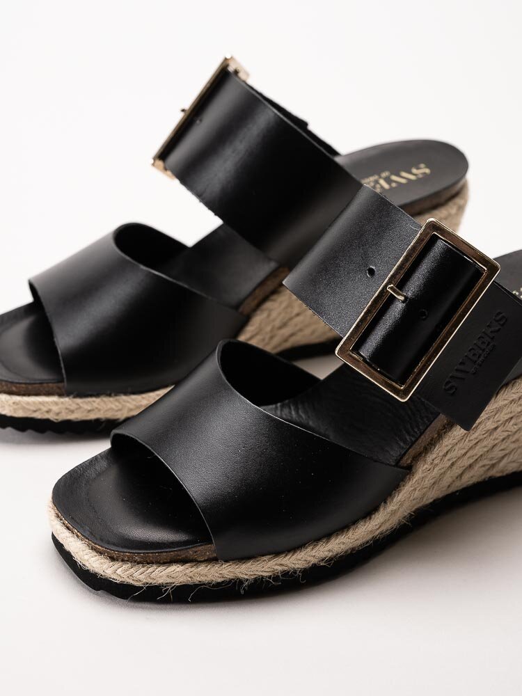 Sweeks - Tyra - Svarta kilklackade slip in sandaletter i skinn