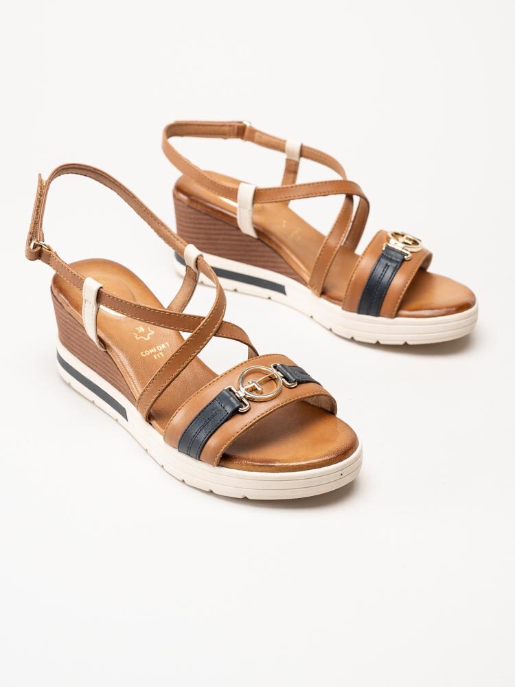 Tamaris Comfort - Bruna kilklackade sandaletter i skinn