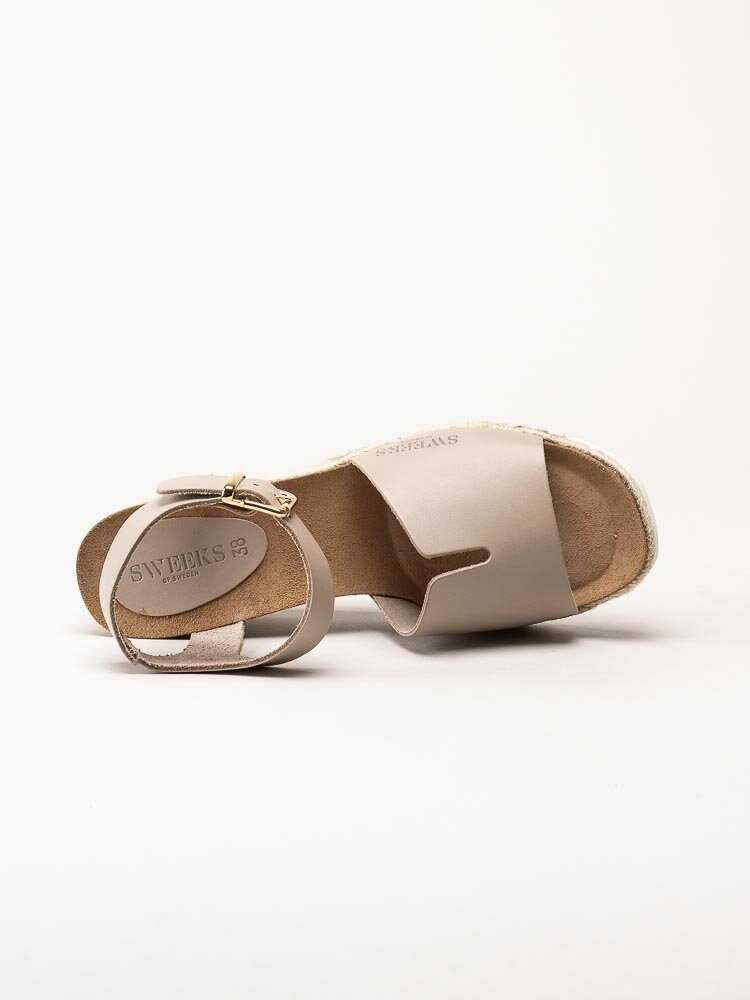 Sweeks - Ingrid - Beige kilklackade sandaletter i skinn