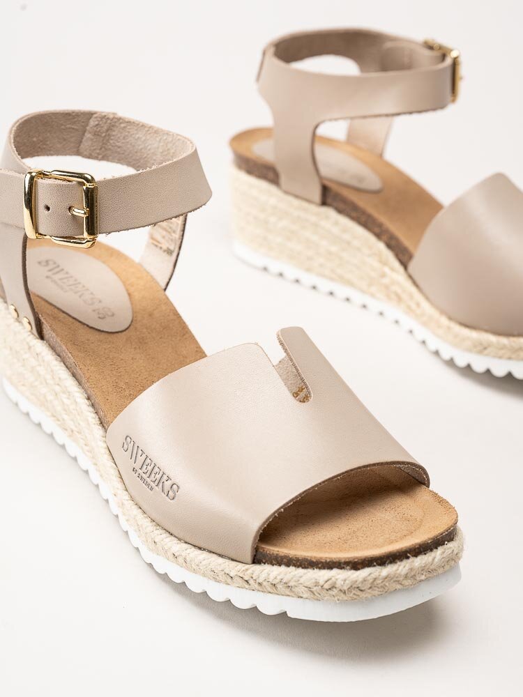 Sweeks - Ingrid - Beige kilklackade sandaletter i skinn