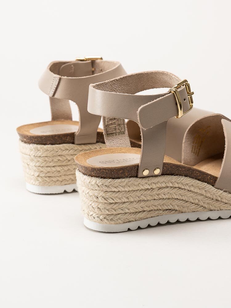 Sweeks - Ingrid - Beige kilklackade sandaletter i skinn
