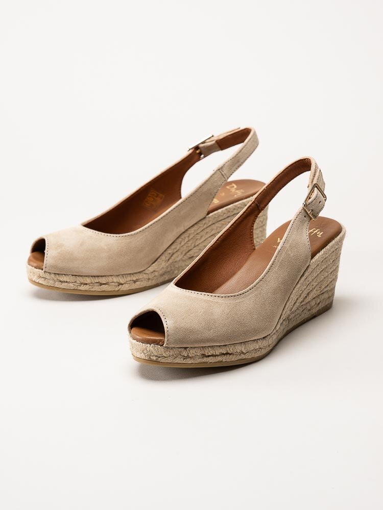 Duffy - Beige kilklackade sandaletter i mocka