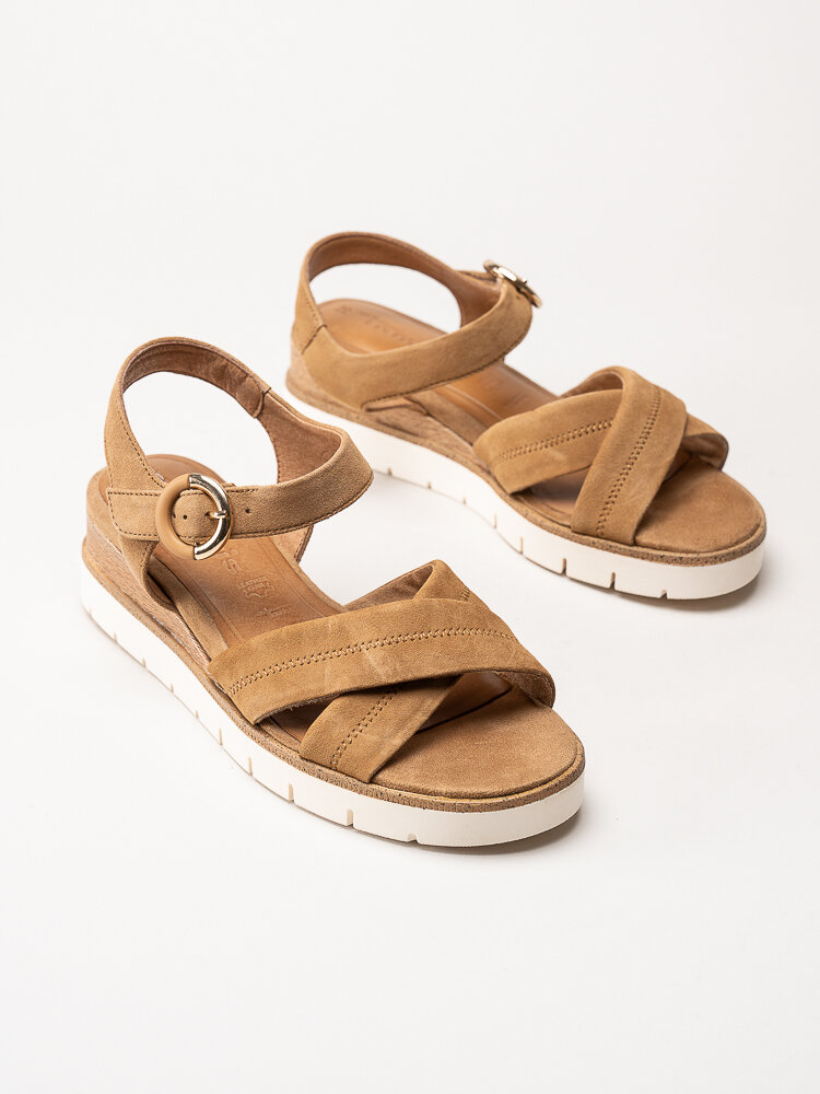 Tamaris - Ljusbruna sandaler med kilklack