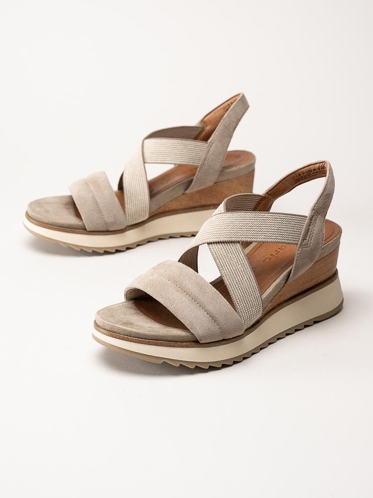 Tamaris - Beige kilklackade sandaletter i mocka