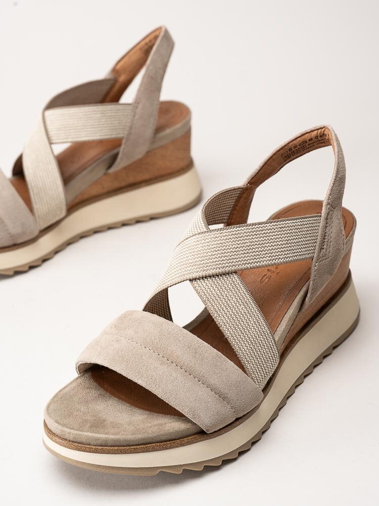 Tamaris - Beige kilklackade sandaletter i mocka