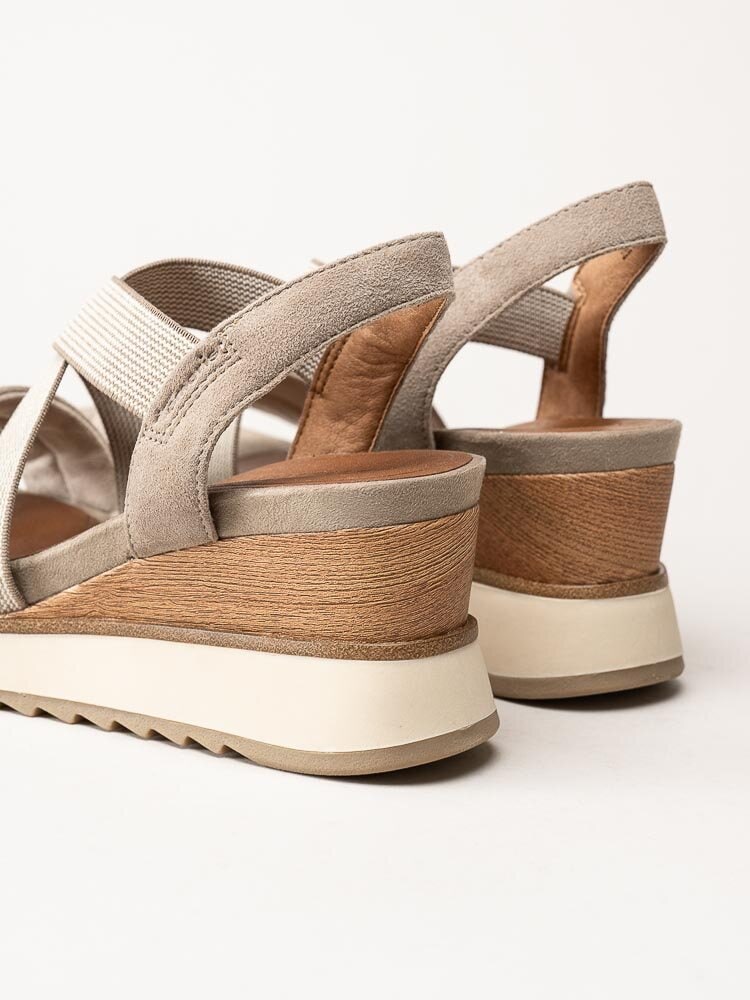 Tamaris - Beige kilklackade sandaletter i mocka