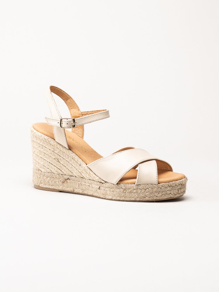 Alberville - Beige kilklackade sandaletter i skinn