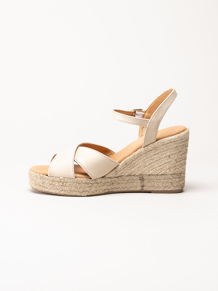 Alberville - Beige kilklackade sandaletter i skinn