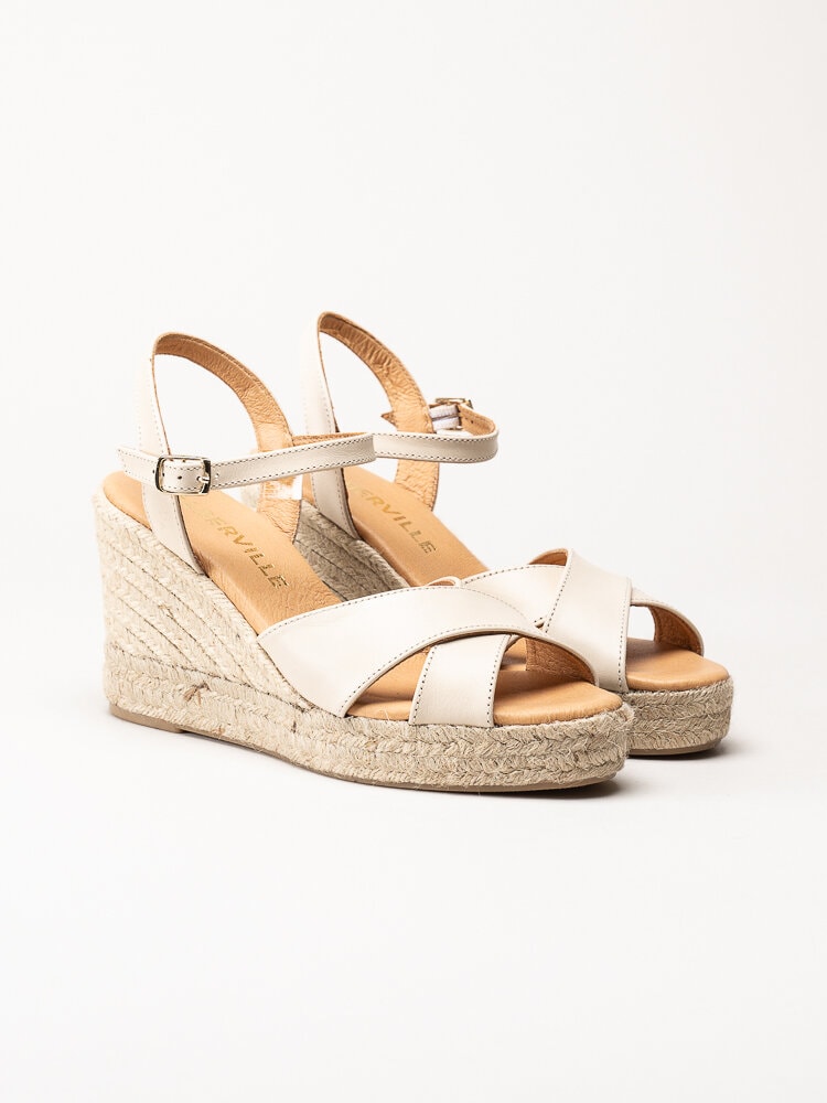 Alberville - Beige kilklackade sandaletter i skinn