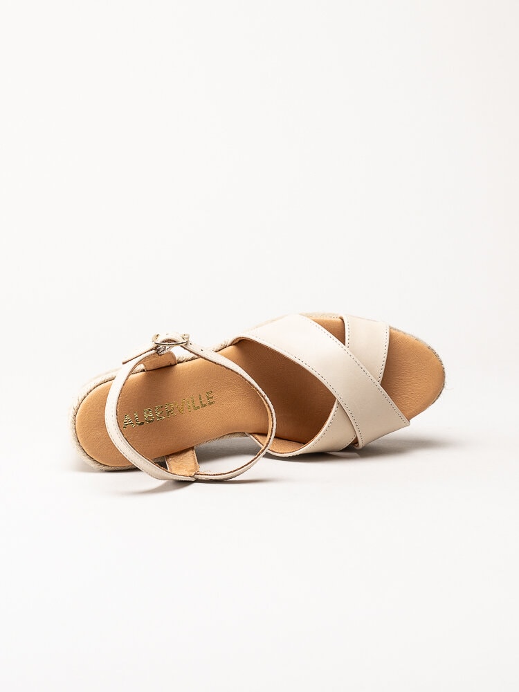 Alberville - Beige kilklackade sandaletter i skinn