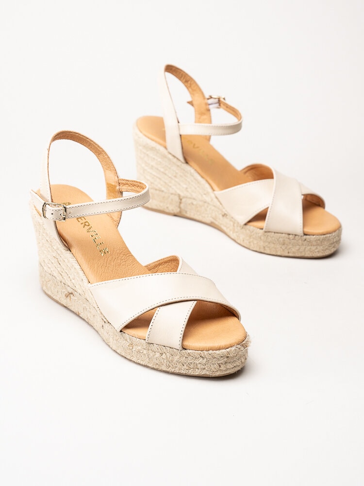 Alberville - Beige kilklackade sandaletter i skinn