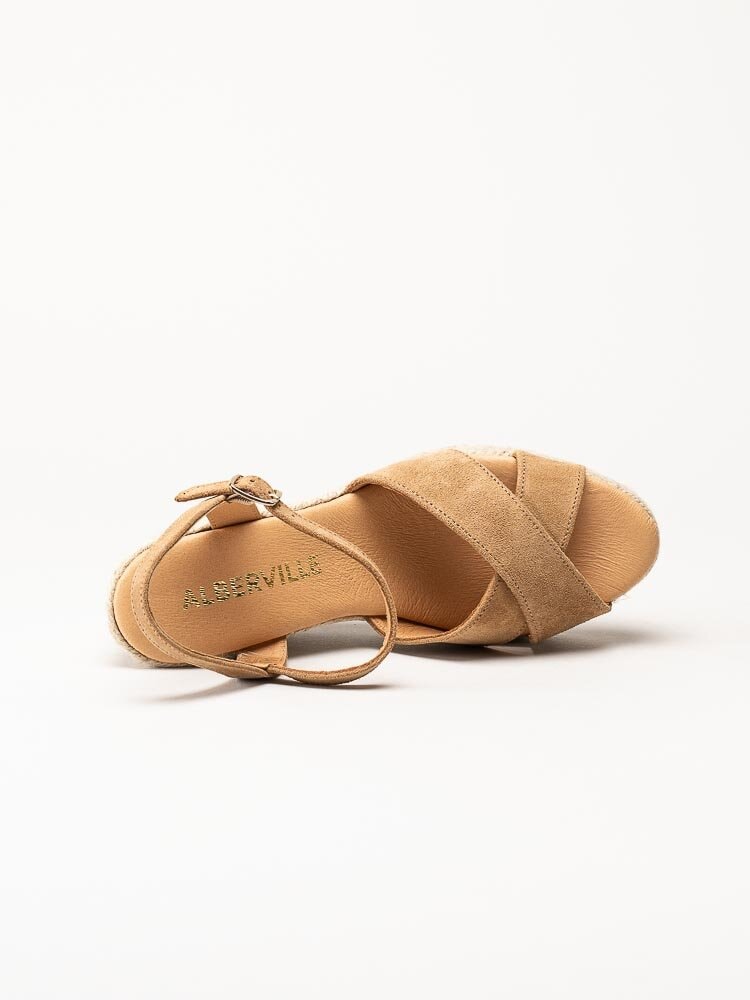 Alberville - Ljusbruna kilklackade sandaletter i mocka