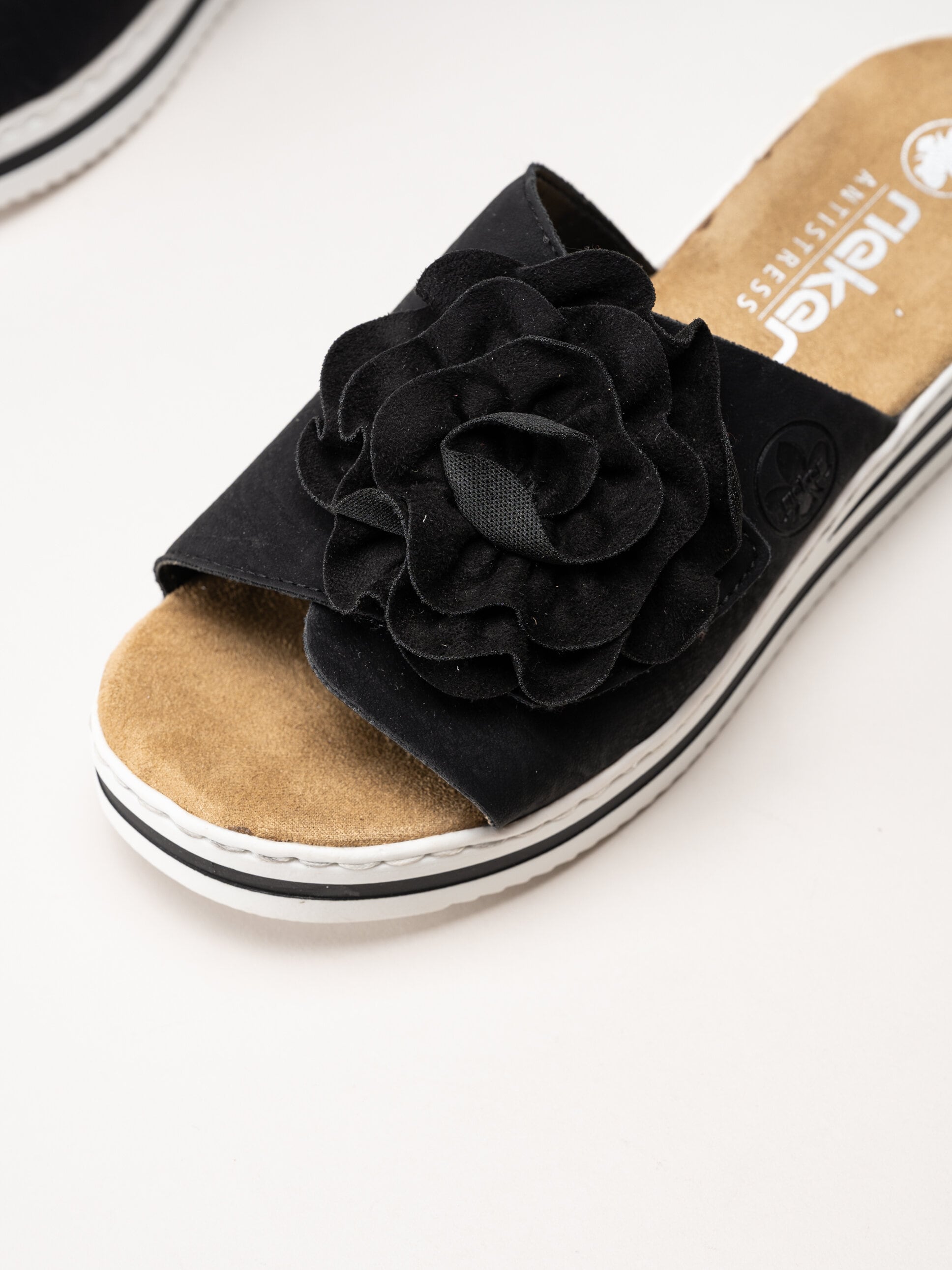 Rieker - Svarta slip in sandaler med rosett