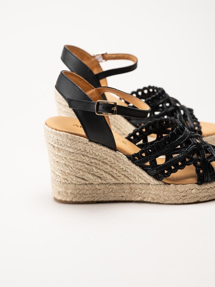 Alberville - Viveca Macrame - Svarta kilklackade sandaletter