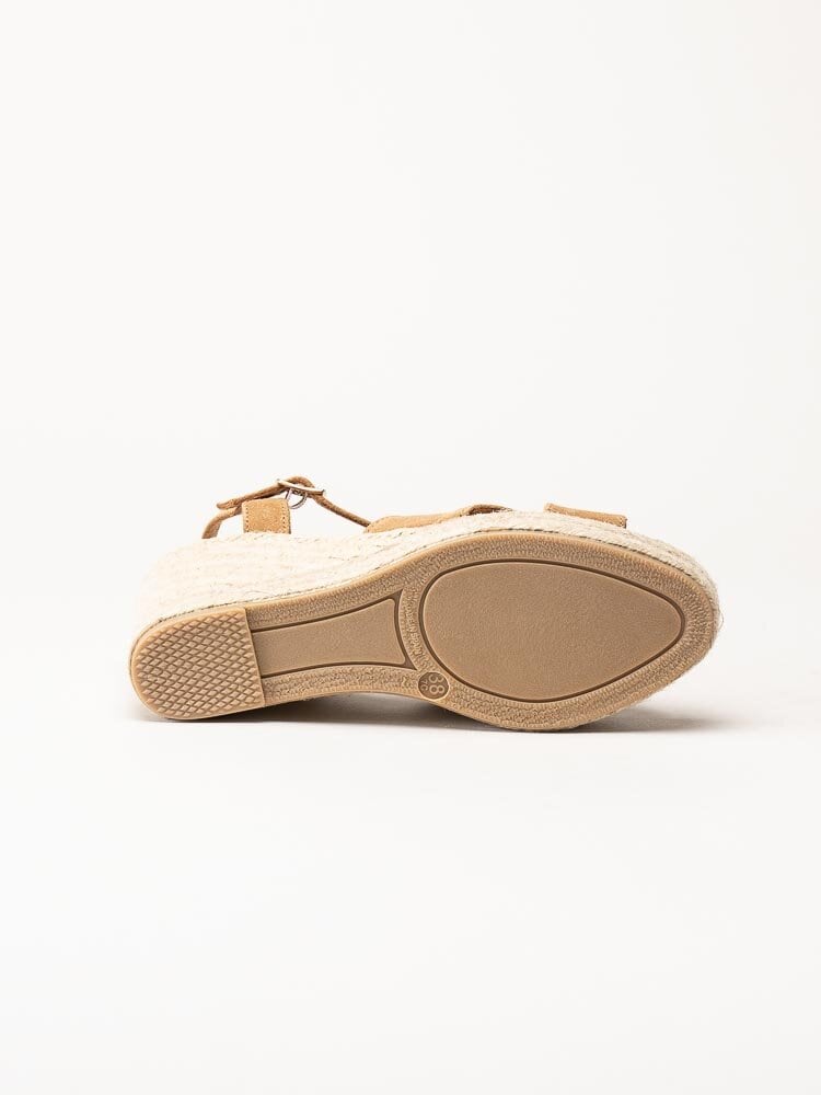 Alberville - Vendy Suede Elche - Ljusbruna kilklackade sandaletter i mocka