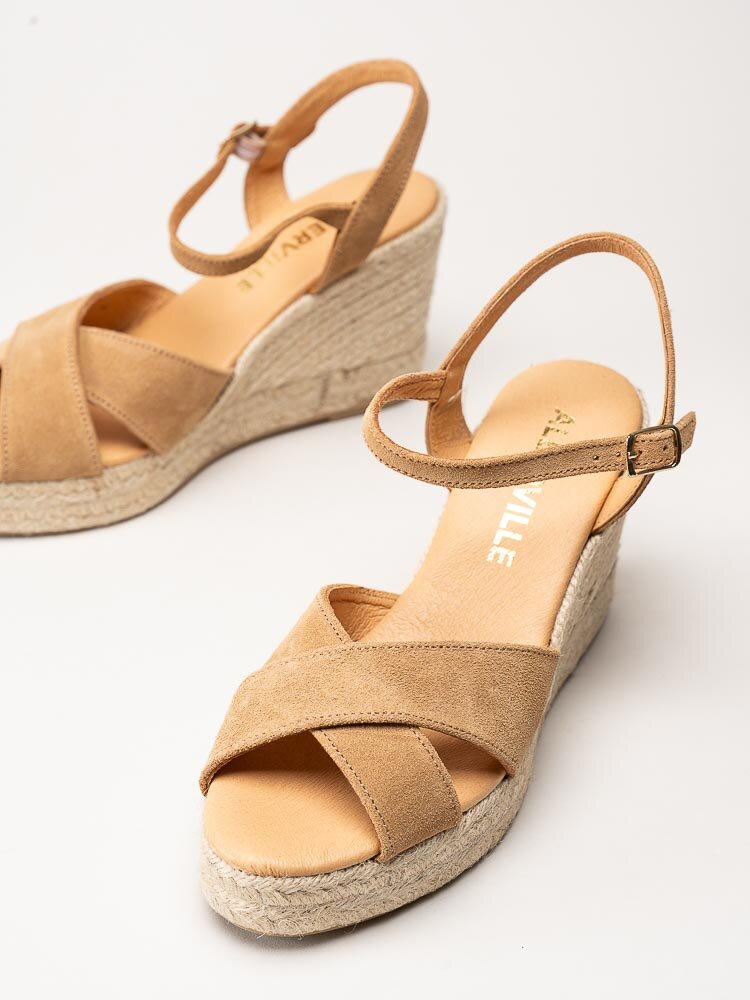 Alberville - Vendy Suede Elche - Ljusbruna kilklackade sandaletter i mocka