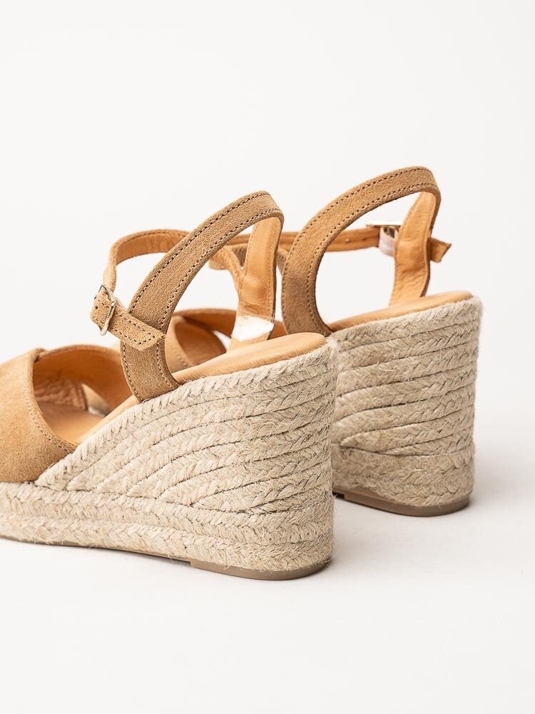 Alberville - Vendy Suede Elche - Ljusbruna kilklackade sandaletter i mocka