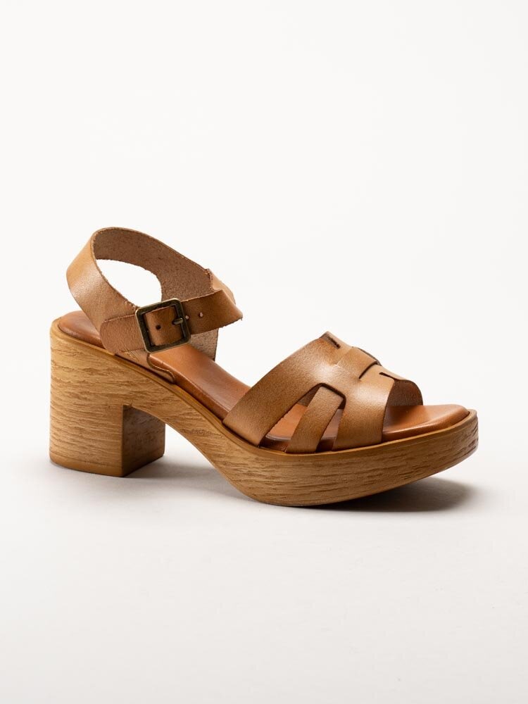 Effortless - Ljusbruna skinnsandaletter med klack