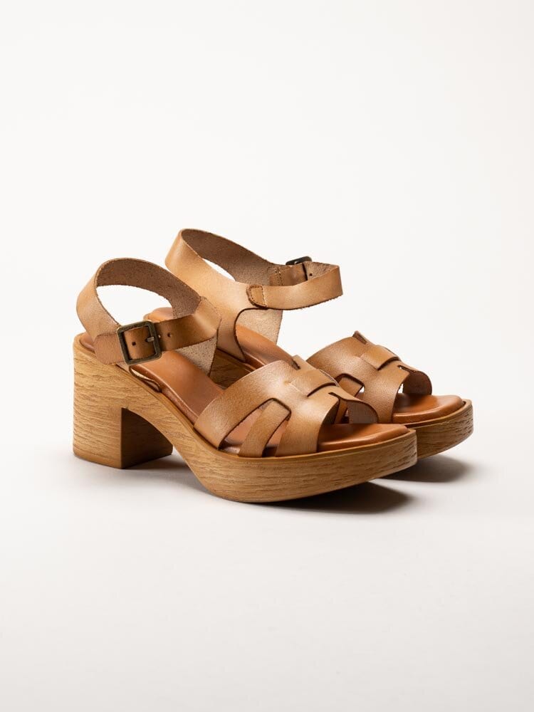 Effortless - Ljusbruna skinnsandaletter med klack