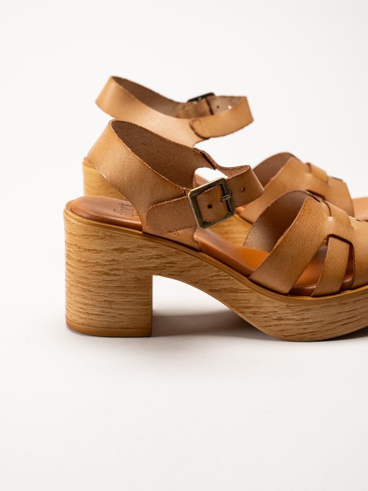 Effortless - Ljusbruna skinnsandaletter med klack
