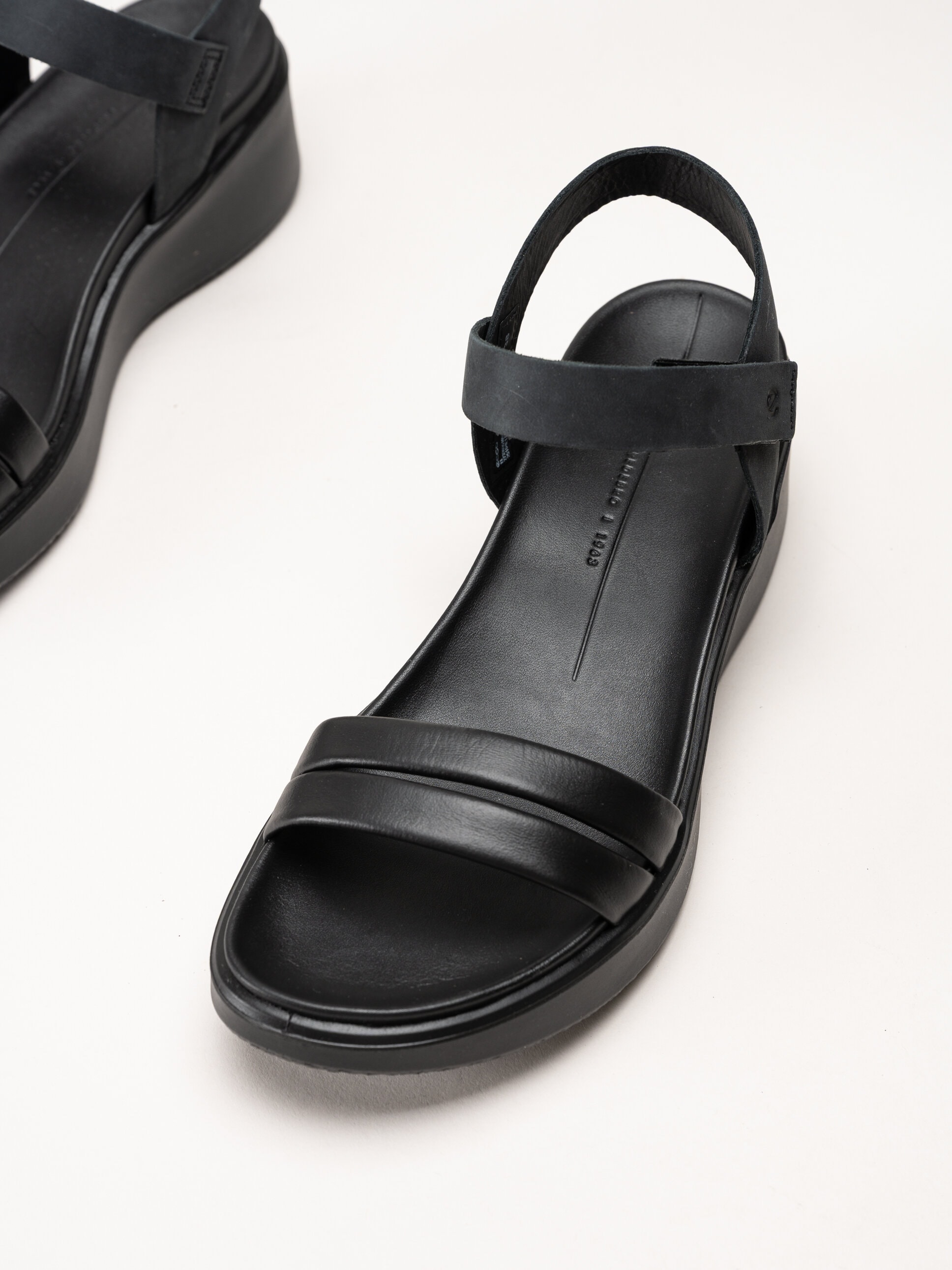 Ecco - Flowt W Wedge - Svarta sandaler i skinn med kilklack