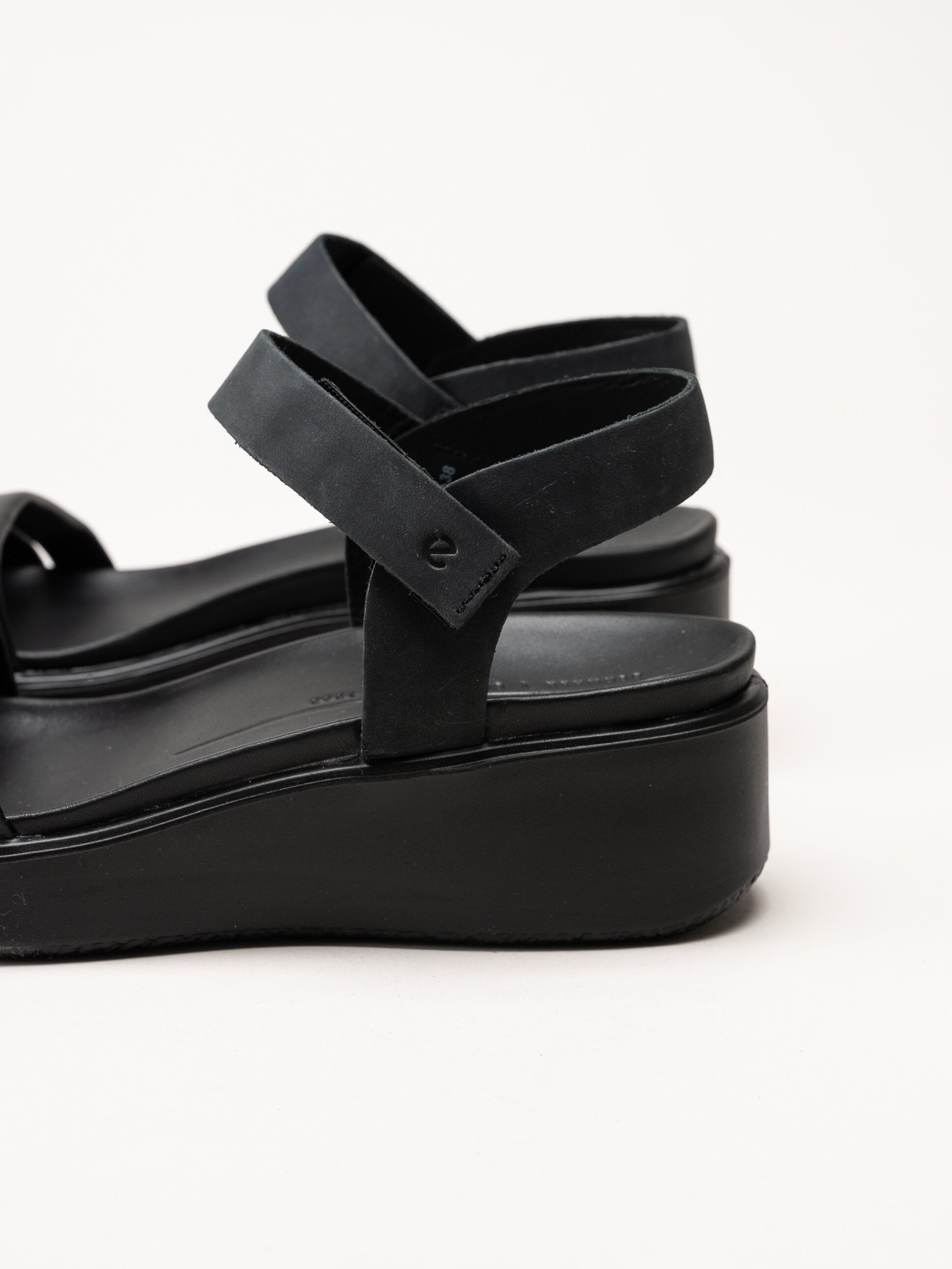 Ecco - Flowt W Wedge - Svarta sandaler i skinn med kilklack