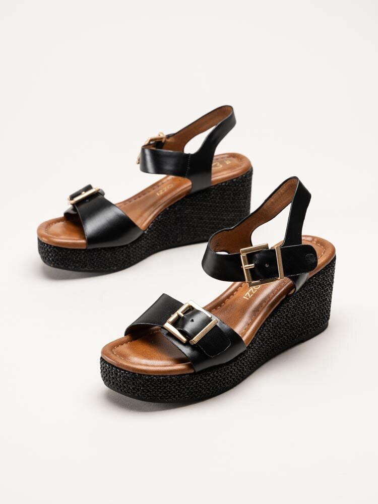 Marco Tozzi - Svarta kilsandaletter i skinnimitation