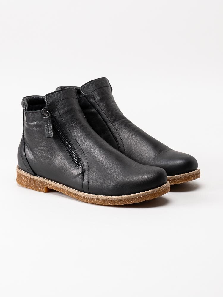 Charlotte of Sweden - Svarta boots i skinn